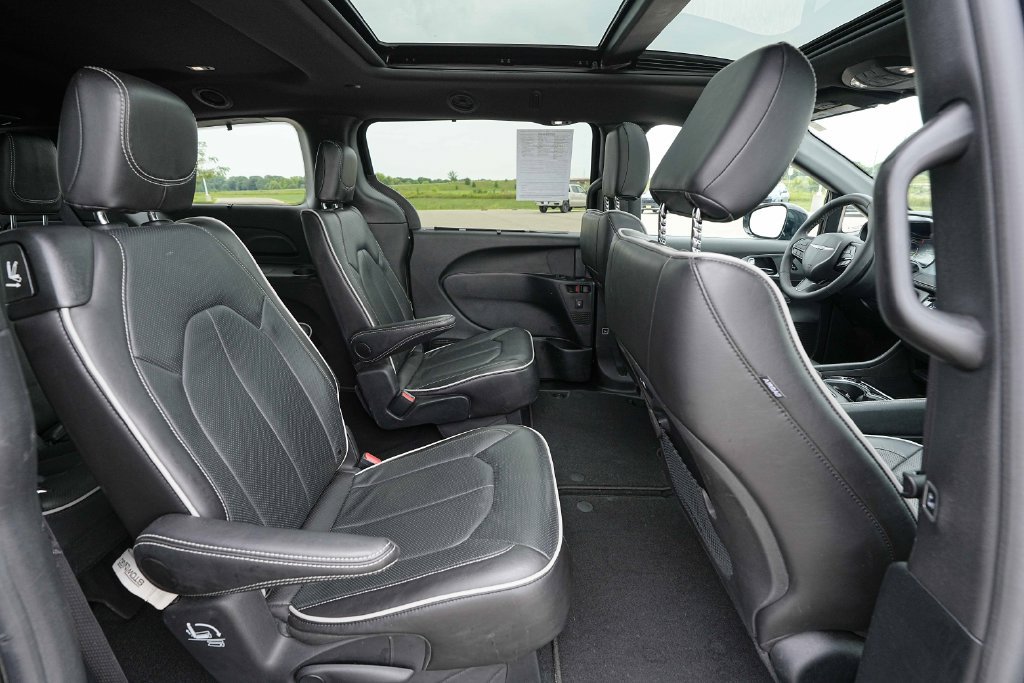 Used 2025 Chrysler Pacifica Limited FWD image 24