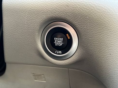 Used 2024 Chrysler Pacifica Touring-L FWD image 26