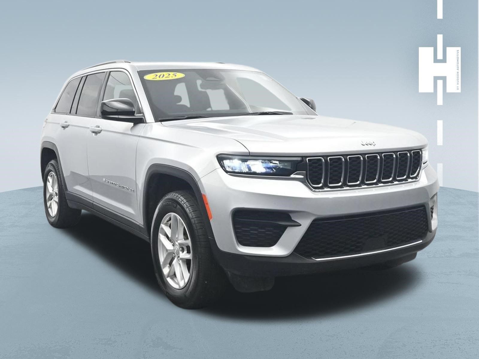 Used 2025 Jeep Grand Cherokee Laredo X AWD/4WD image 3