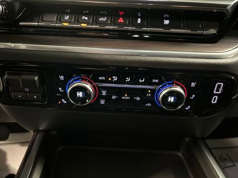 Used 2025 GMC Sierra 2500 SLT w/ SLT Premium Package image 19