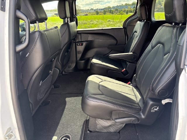 Used 2026 Chrysler Pacifica Select AWD/4WD image 18