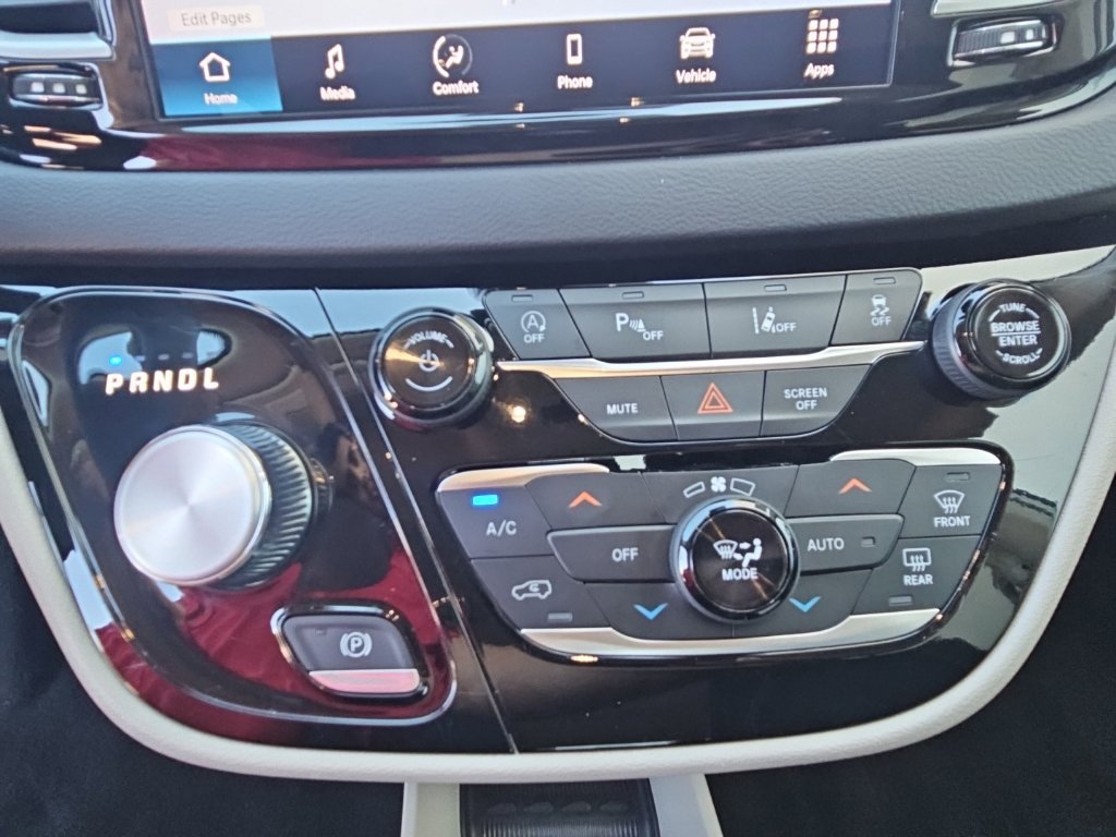 Used 2024 Chrysler Pacifica Touring-L FWD image 17