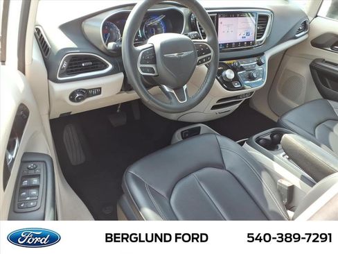 Used 2023 Chrysler Pacifica Touring-L FWD image 17