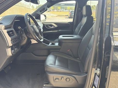 Used 2022 Chevrolet Suburban LT w/ Luxury Package RWD image 9