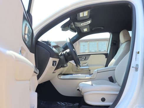 Used 2024 Mercedes-Benz GLB 250 image 12