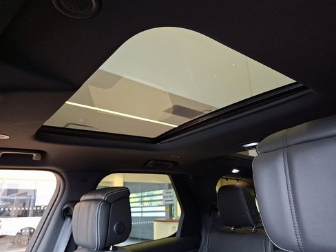 New 2025 Land Rover Discovery Dynamic SE image 12