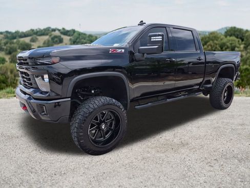 Used 2024 Chevrolet Silverado 2500 LT AWD/4WD image 3