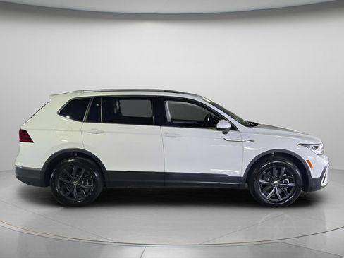 Certified 2024 Volkswagen Tiguan SE w/ Panoramic Sunroof Package FWD image 4