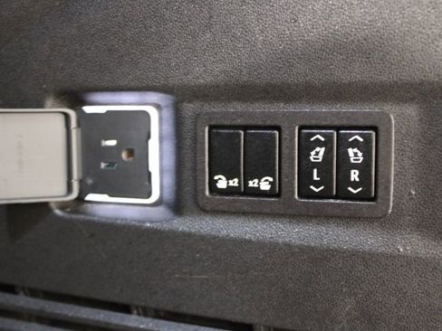 Used 2023 GMC Yukon Denali Ultimate image 17