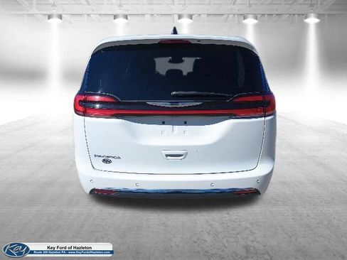 Used 2023 Chrysler Pacifica Touring-L FWD image 4