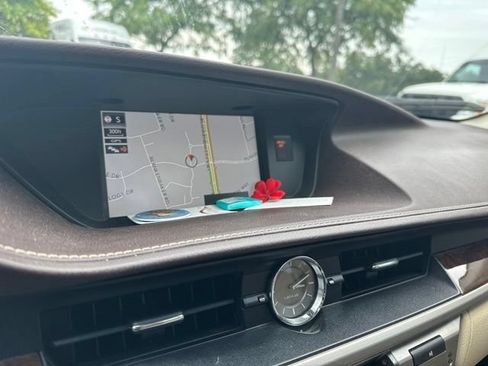 Used 2018 Lexus ES 350 w/ Navigation System Package FWD image 11