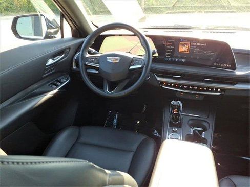 Used 2025 Cadillac XT4 Premium Luxury image 11