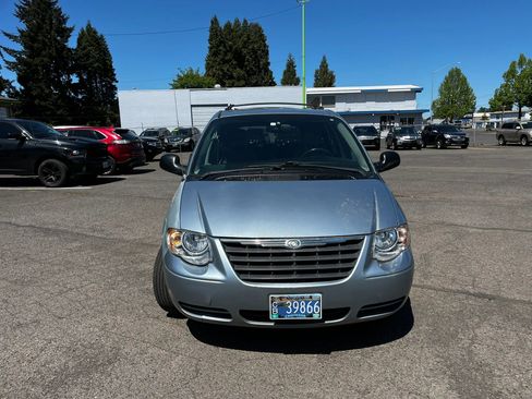 Used 2006 Chrysler Town & Country Touring FWD image 8