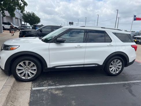 Used 2021 Ford Explorer Limited w/ Equipment Group 301A RWD image 2
