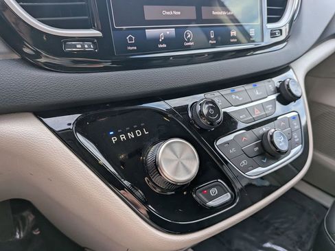 Used 2024 Chrysler Pacifica Touring-L image 19