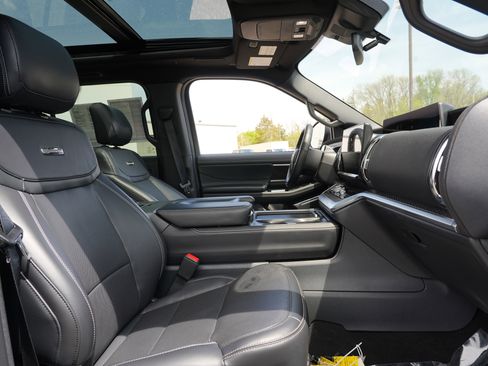 Used 2025 Ford Expedition Platinum w/ Stealth Performance Package AWD/4WD image 33