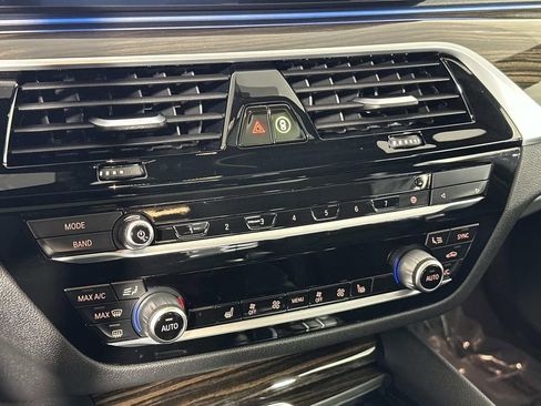 Used 2023 BMW 530e xDrive w/ Premium Package image 12