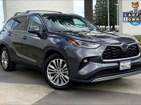 Used 2024 Toyota Highlander Platinum image 2