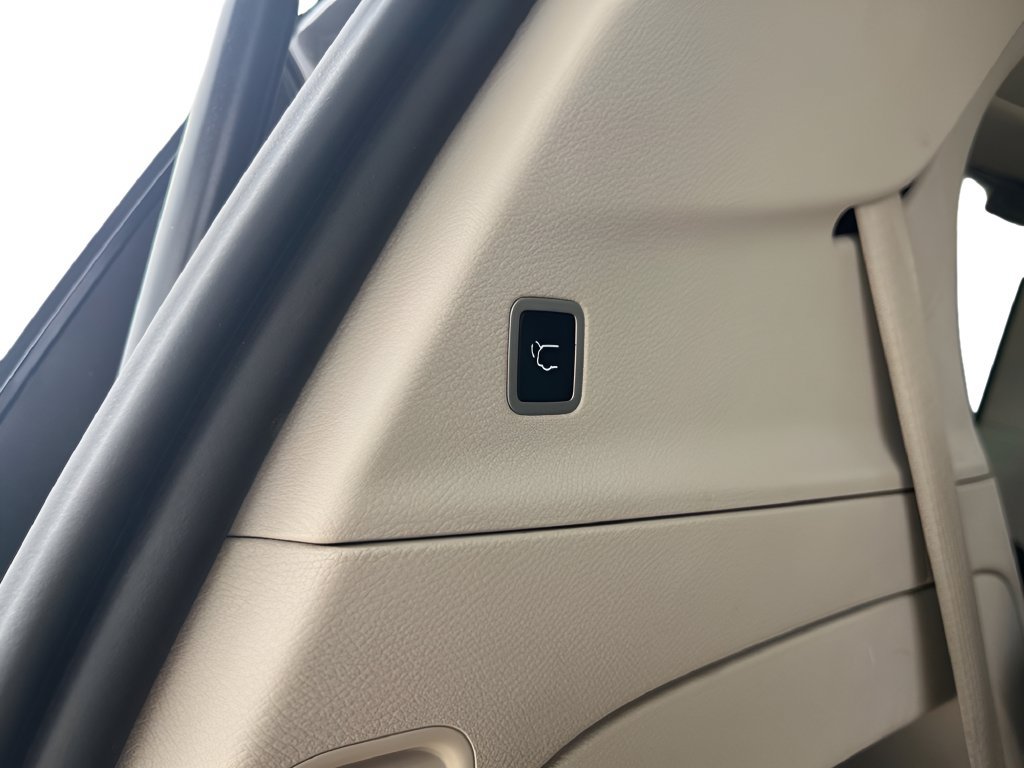 Used 2023 Chrysler Pacifica Touring-L FWD image 32
