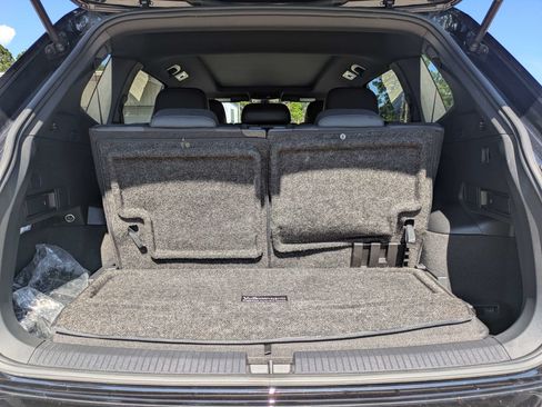 Used 2023 Volkswagen Tiguan SE R-Line FWD image 7