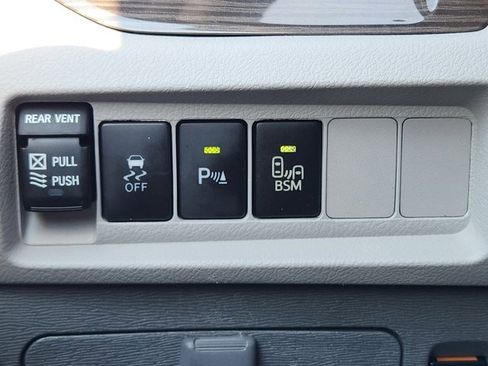Used 2017 Toyota Sienna XLE Premium image 23
