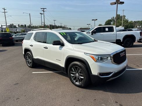 Used 2017 GMC Acadia SLT FWD image 2