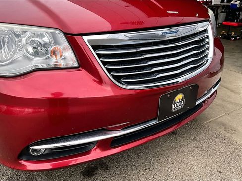 Used 2012 Chrysler Town & Country Touring w/ Entertainment Group #1 FWD image 33