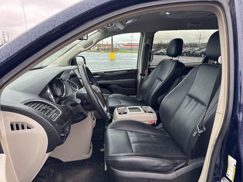 Used 2016 Chrysler Town & Country Touring w/ Driver Convenience Group image 9