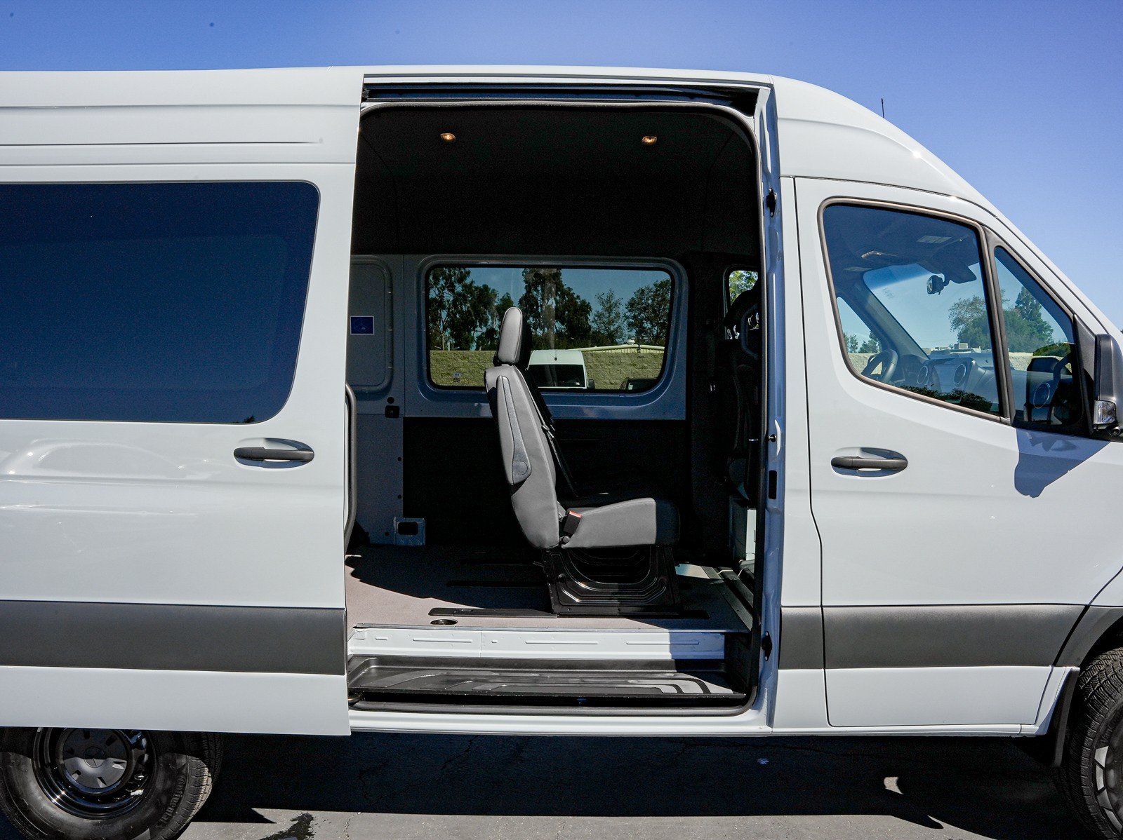 Used 2026 Mercedes-Benz Sprinter 2500 image 4