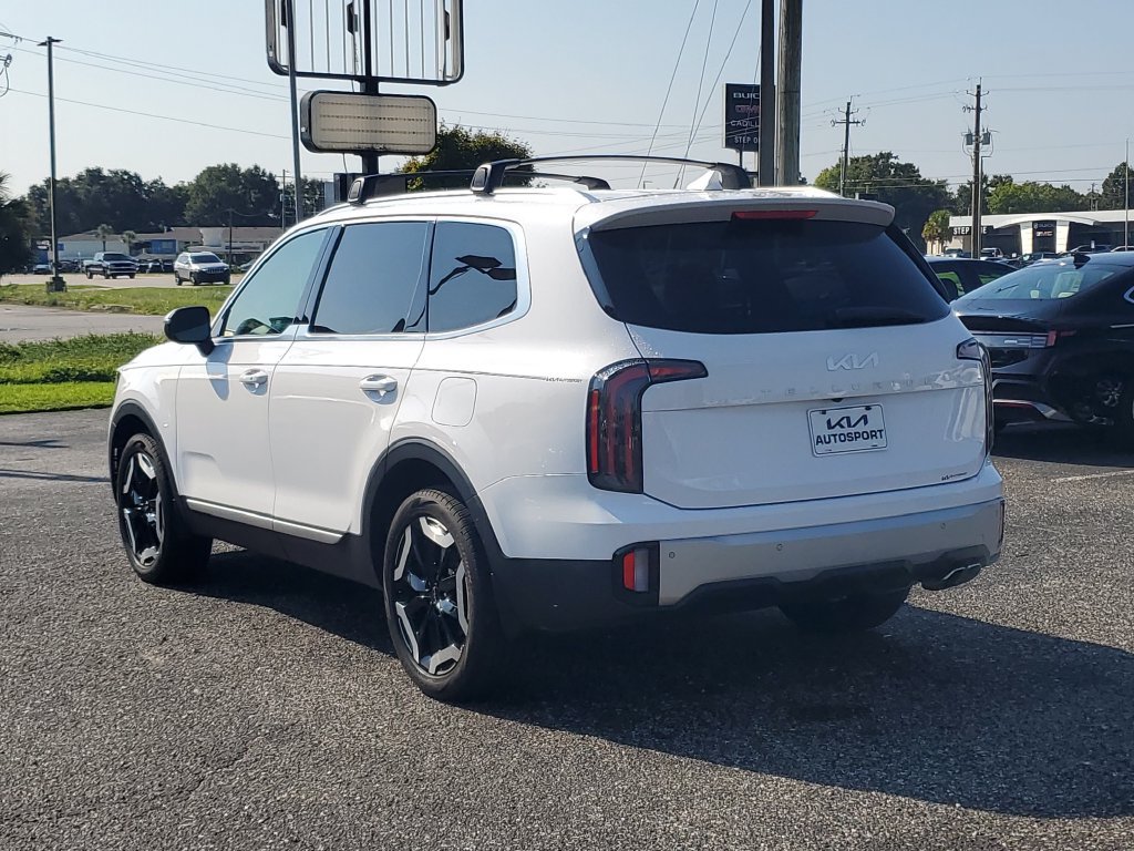 Used 2024 Kia Telluride EX w/ EX Captain's Chair Package FWD image 3