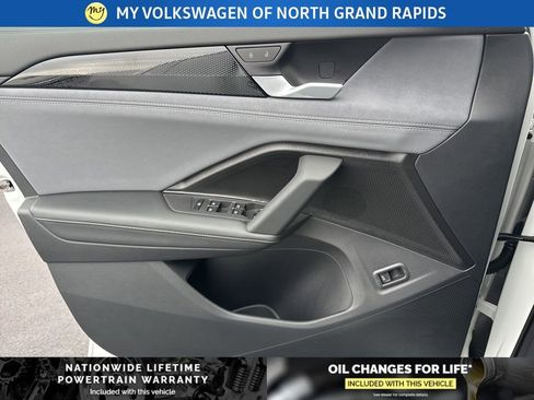 New 2025 Volkswagen Tiguan SE image 17