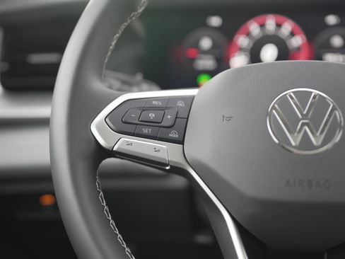 New 2025 Volkswagen Tiguan SE image 18