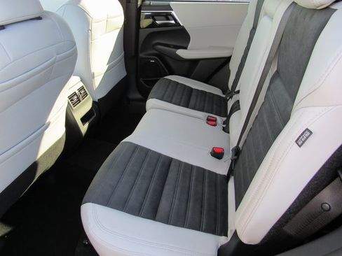 New 2025 Mitsubishi Outlander SE image 8