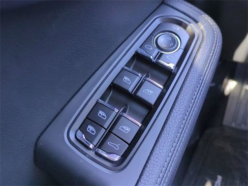 Used 2025 Porsche Macan image 29