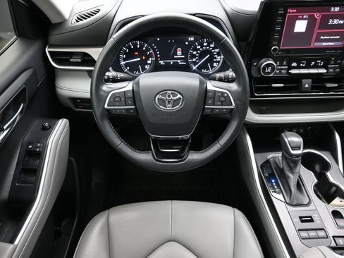 Used 2021 Toyota Highlander XLE AWD/4WD image 26