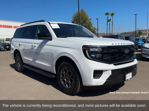 Used 2025 Ford Expedition Active AWD/4WD image 3