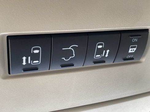 Used 2013 Dodge Grand Caravan SXT w/ UConnect Hands-Free Group FWD image 22