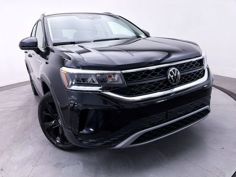 Used 2023 Volkswagen Taos SE w/ Panoramic Sunroof Package FWD image 3