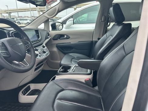 Used 2024 Chrysler Pacifica Touring-L image 38