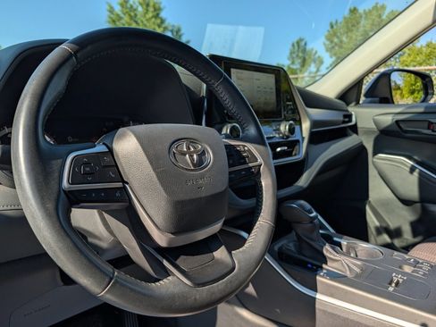 Used 2023 Toyota Highlander LE FWD image 26