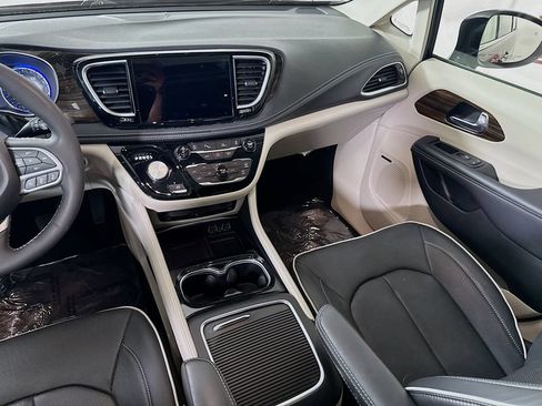 Used 2023 Chrysler Pacifica Limited w/ Uconnect Theater Family Group AWD/4WD image 28