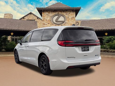 Used 2024 Chrysler Pacifica Limited FWD image 3