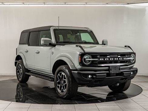 Used 2024 Ford Bronco Outer Banks AWD/4WD image 3