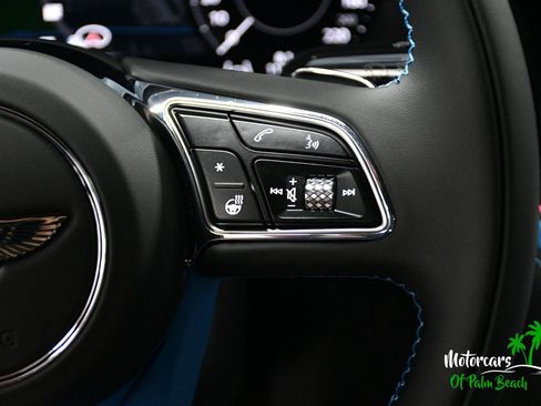 Used 2025 Bentley Flying Spur Plug-In Hybrid image 32