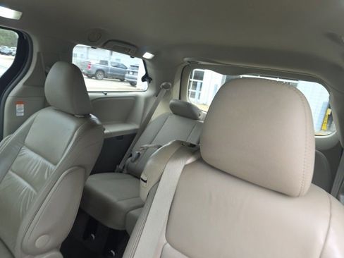 Used 2016 Toyota Sienna Limited image 18