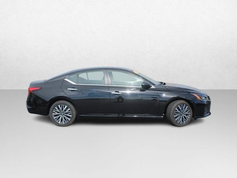 Used 2025 Nissan Altima 2.5 SV image 2