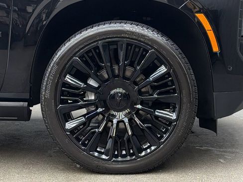 Used 2025 Chevrolet Suburban High Country AWD/4WD image 9