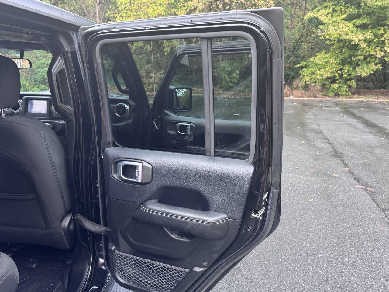 Used 2018 Jeep Wrangler Unlimited Sahara w/ Cold Weather Group AWD/4WD image 27