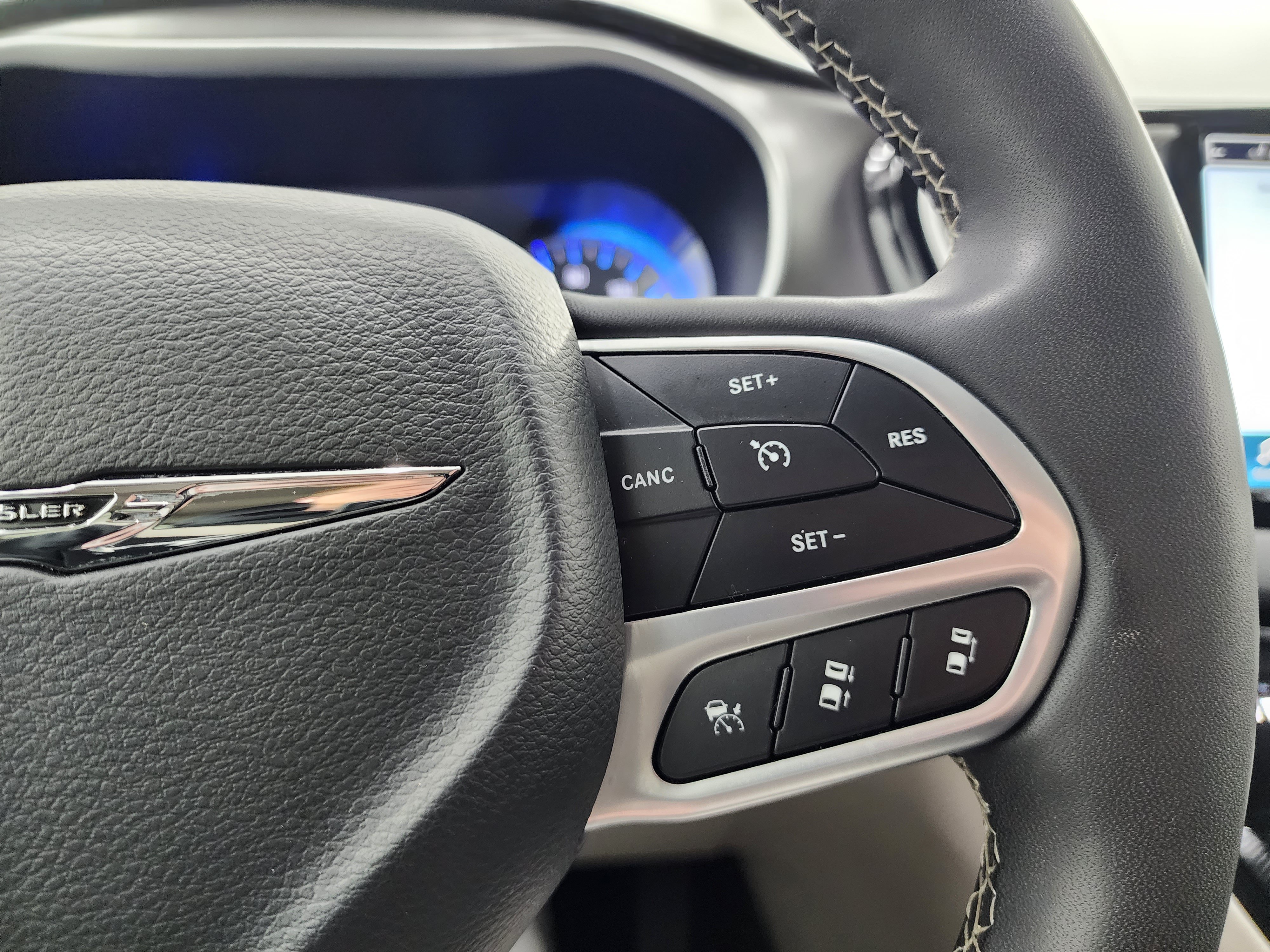 Used 2024 Chrysler Pacifica Touring-L FWD image 15