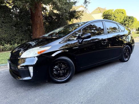 Used 2015 Toyota Prius Two w/ Preferred Accessory Package FWD image 2